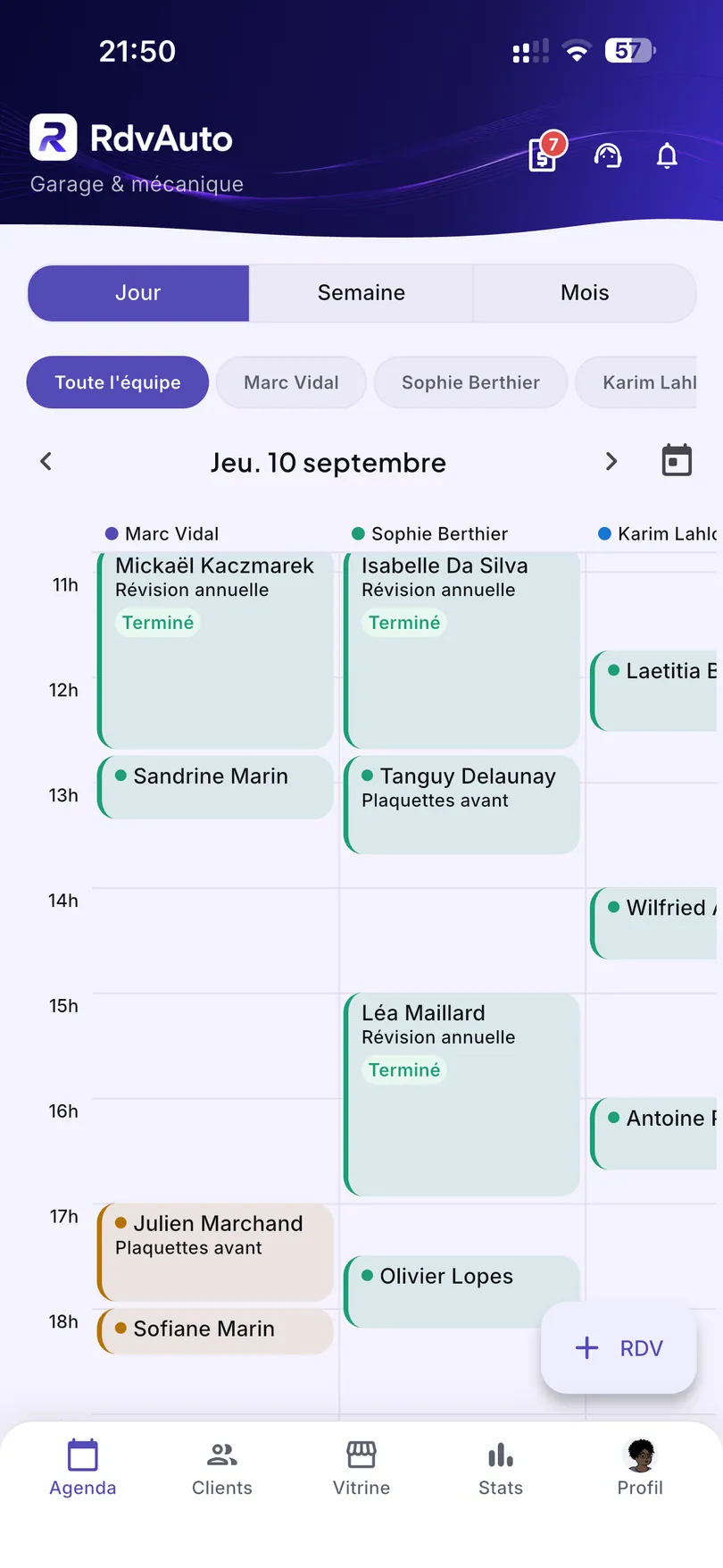Agenda d’atelier au jeudi 10 septembre, vue Jour : trois mécaniciens en colonnes côte à côte et leurs interventions de 11 h à 18 h, chacune avec le nom du client, la prestation et son état.